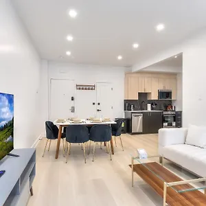 Free Indoor Parking Cozy & Spacious In Heart Of Downtown Apartment